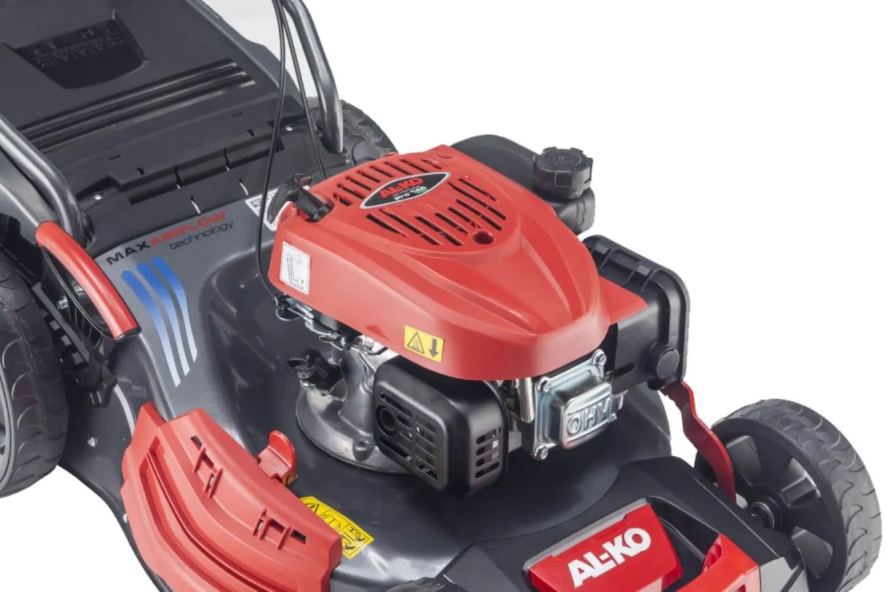 Silnik kosiarki AL-KO z czerwonym elementem. Zastanawiasz się, jakie paliwo do kosiarki? Ten model wymaga benzyny bezołowiowej.