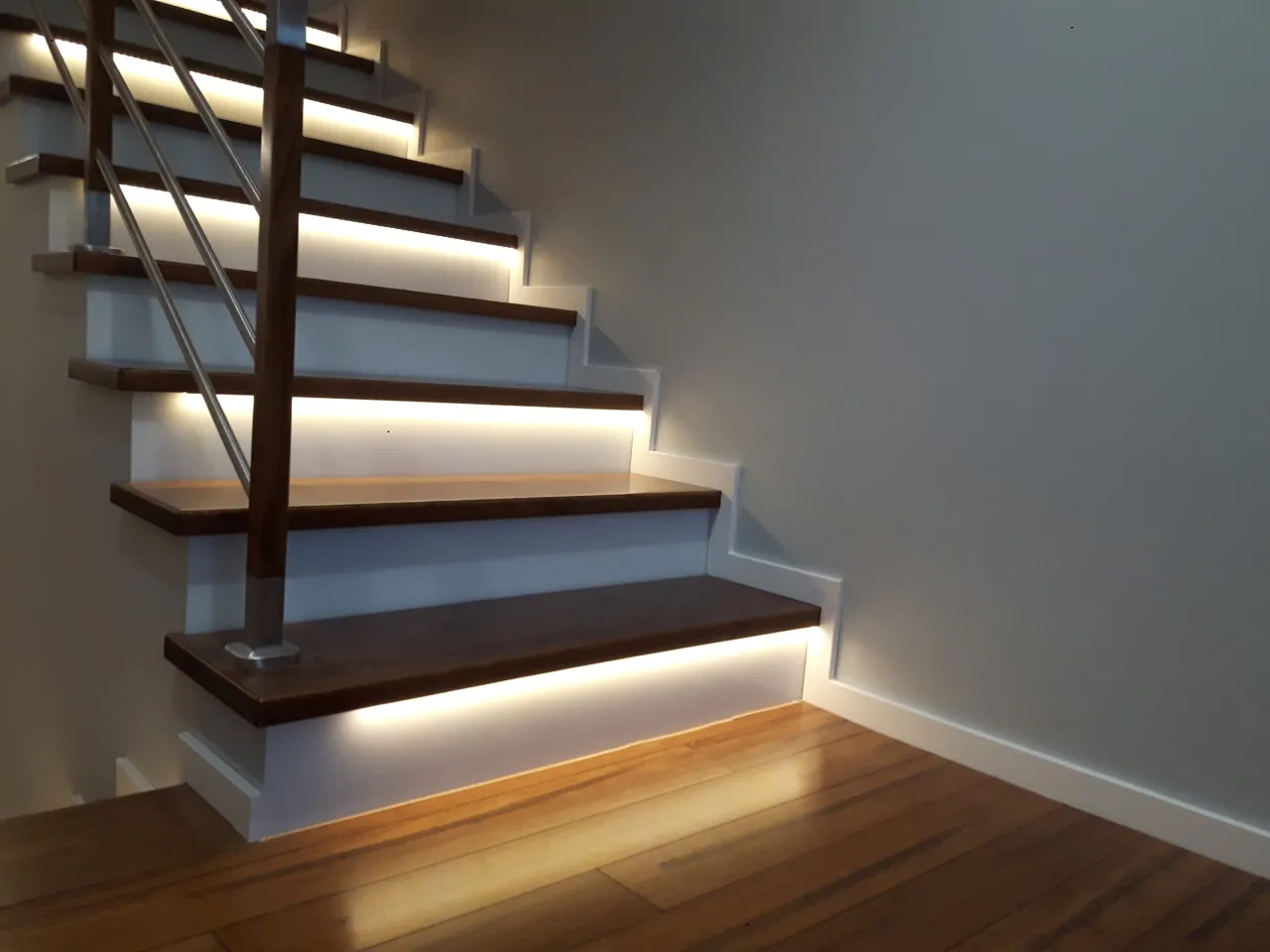 Nowoczesne schody drewniane w domu