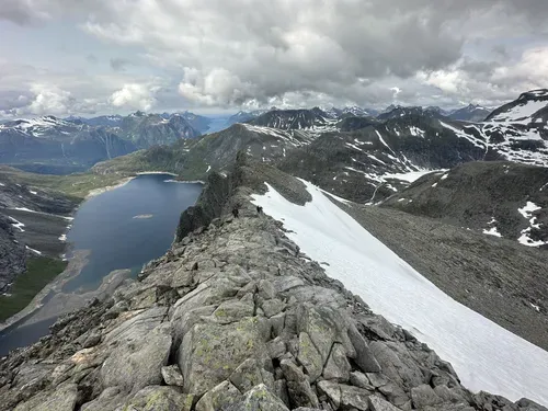 Hornindalsvatnet turystyka atrakcje Grod&aring;s