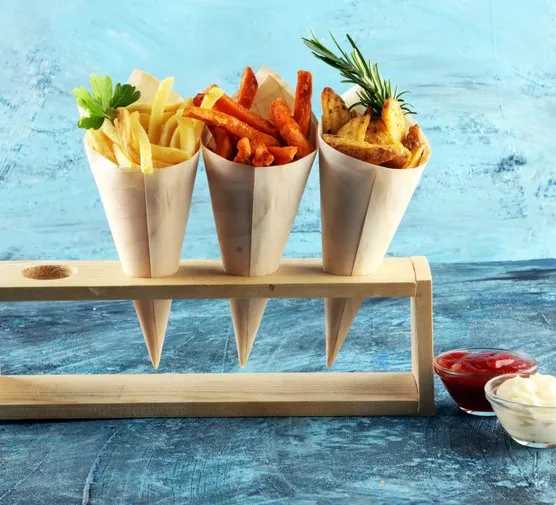 krojenie ziemniaków na frytki i moczenie w wodzie