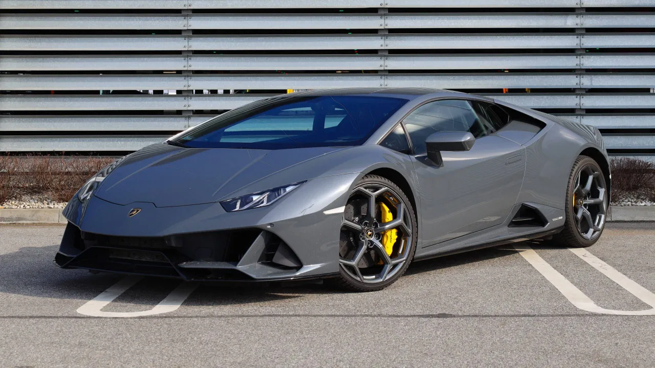 Szary Lamborghini Huracan z ż&oacute;łtymi zaciskami hamulcowymi. Zastanawiasz się, ile kosztuje wypożyczenie lamborghini na weekend?