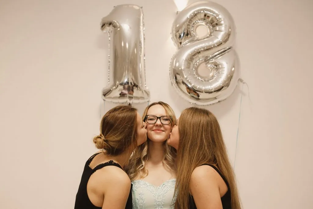 Fotograf na 18 urodziny dodatkowe usługi fotobudka dron