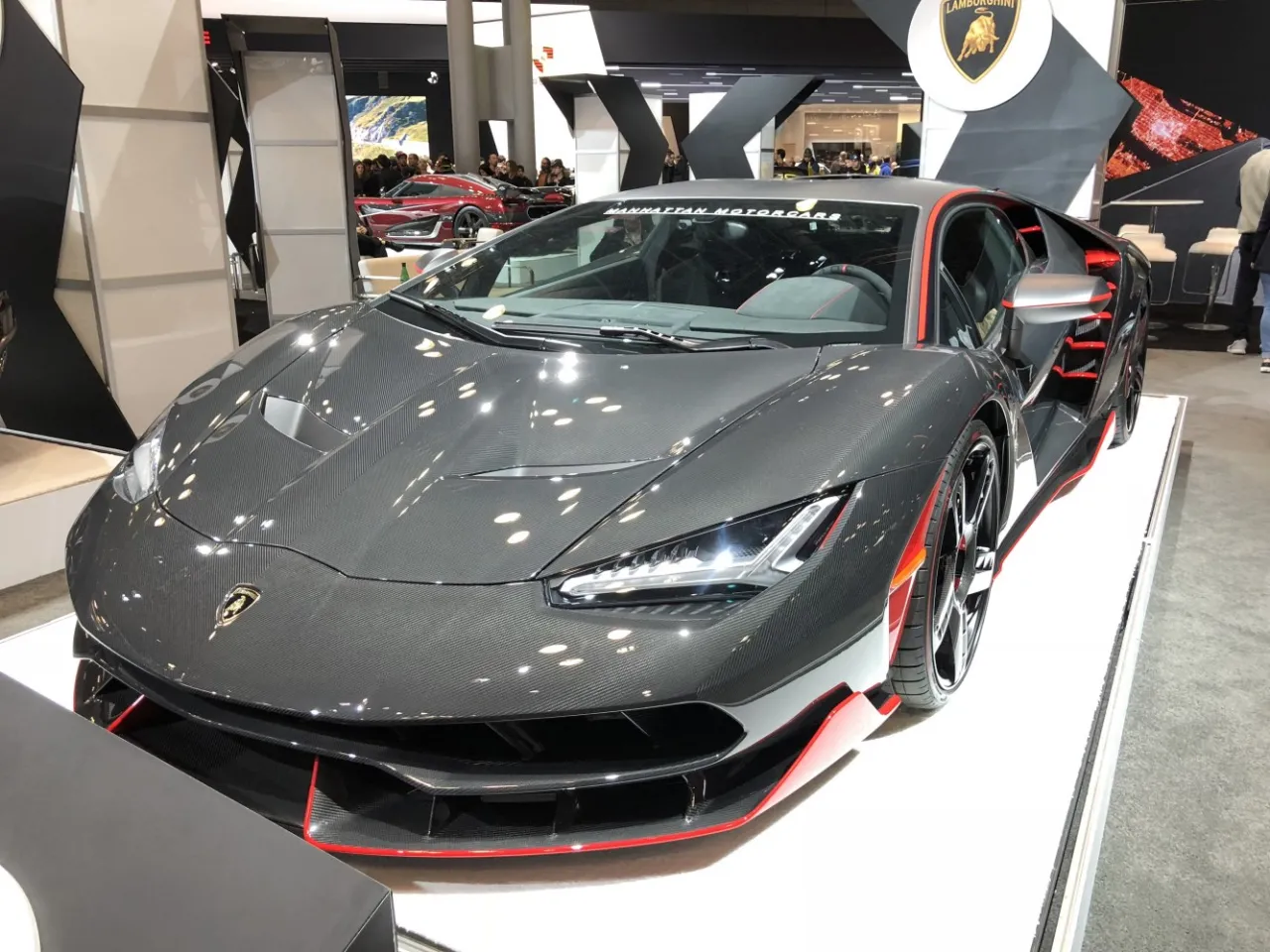 Szary Lamborghini Centenario z czerwonymi akcentami. Zastanawiasz się, ile kosztuje lamborghini centenario? To marzenie wielu fan&oacute;w motoryzacji.