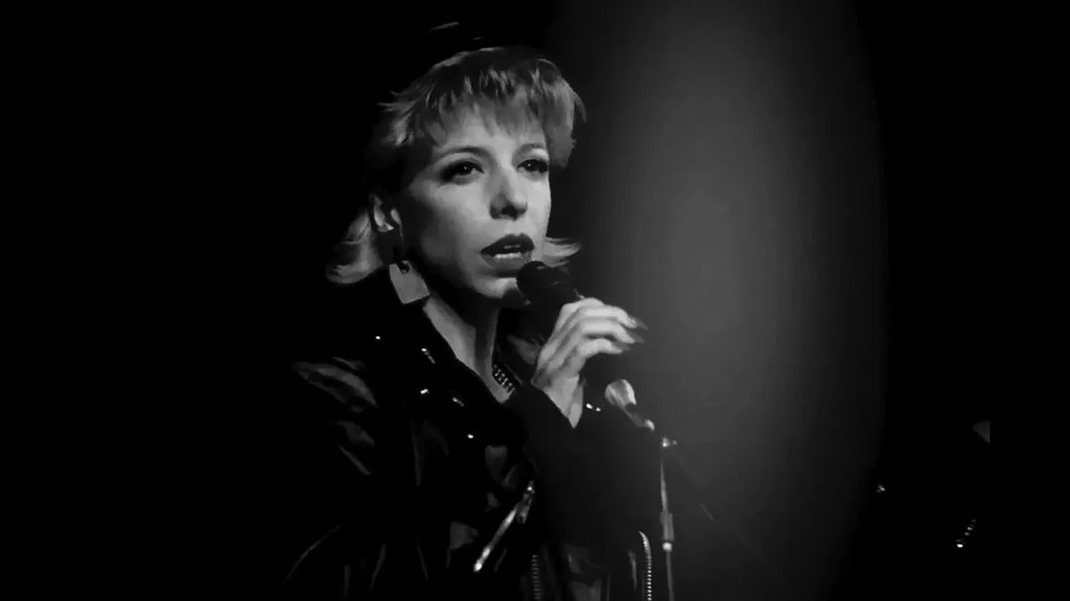 Julee Cruise śpiewająca na scenie