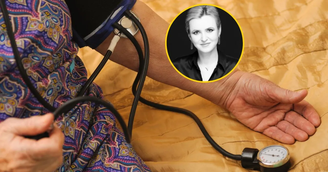 pacjent mierzący ciśnienie krwi w domu