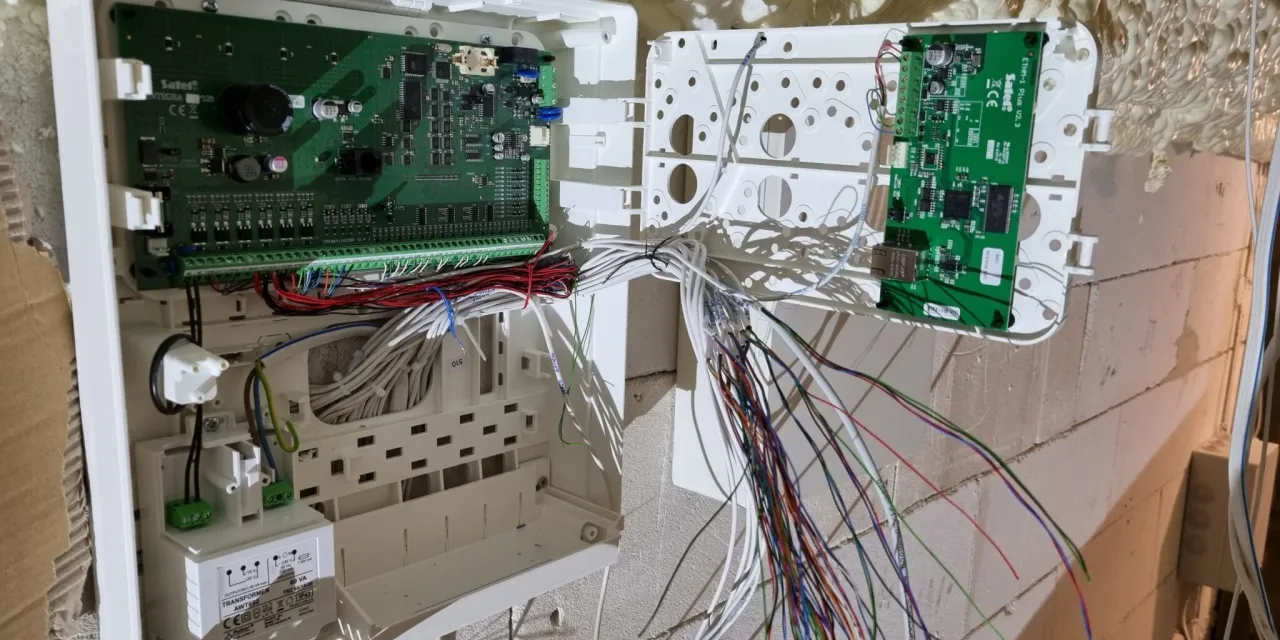 przyczyny fałszywych alarmów domowych