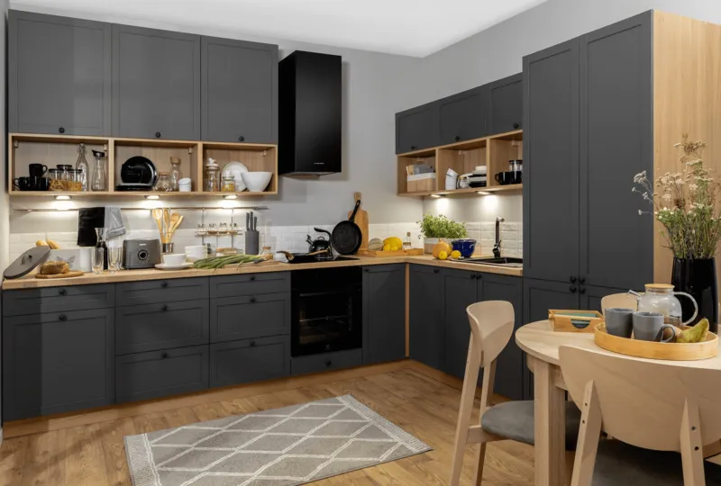 szara kuchnia jasne meble ciemne ściany drewniany blat