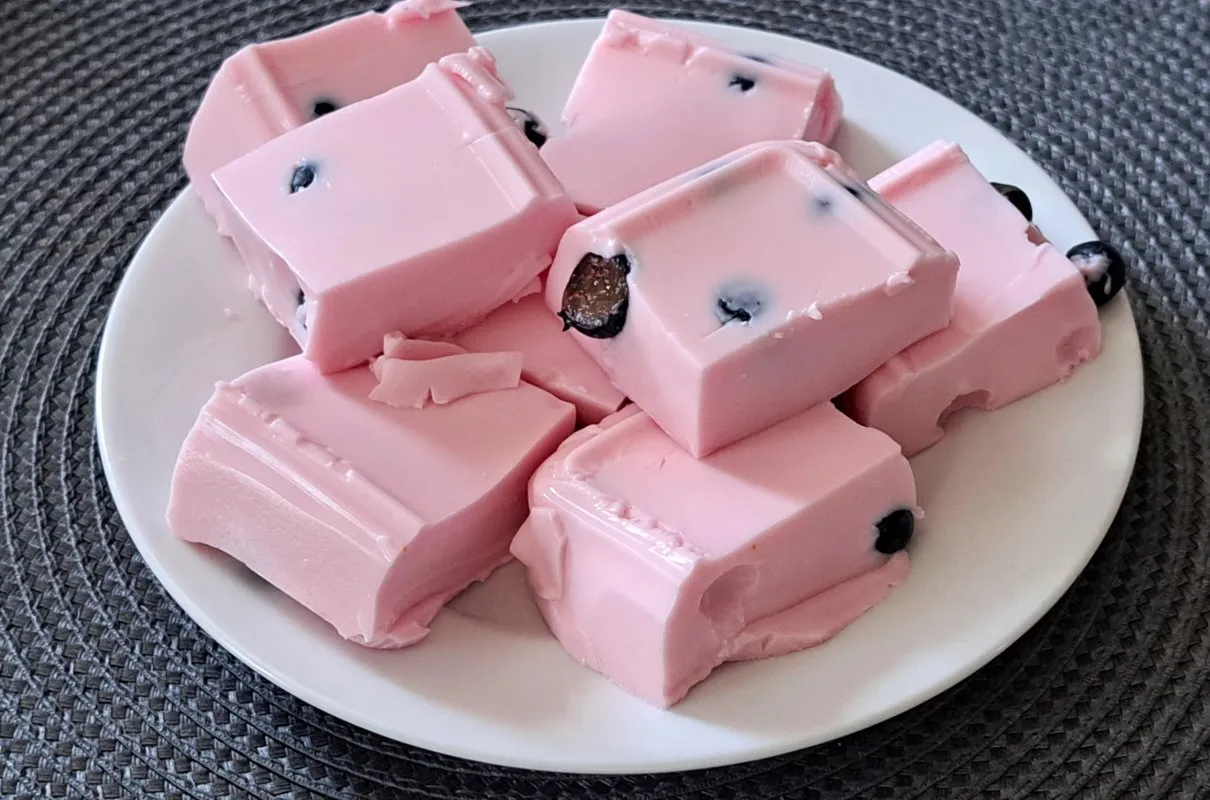 R&oacute;żne warianty pianki z galaretki z jogurtem i śmietanką