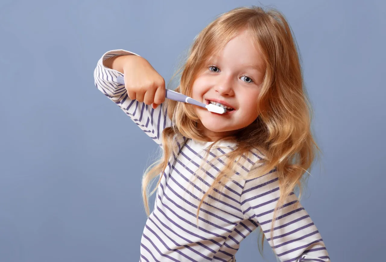 dziecko myje zęby nieprawidłowo
