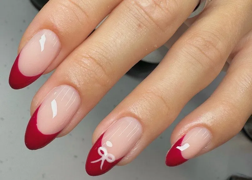Klasyczne kolory paznokci french nude czerwień