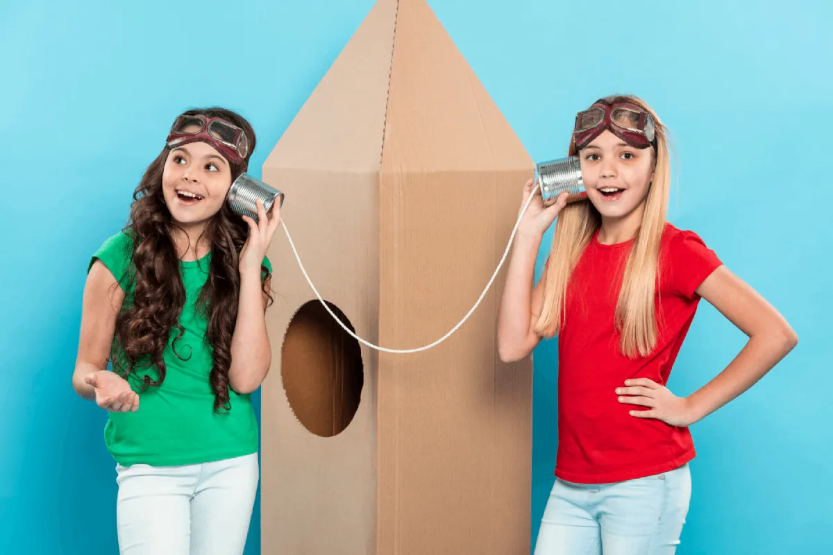 dzieci bawiące się przedmiotami codziennego użytku