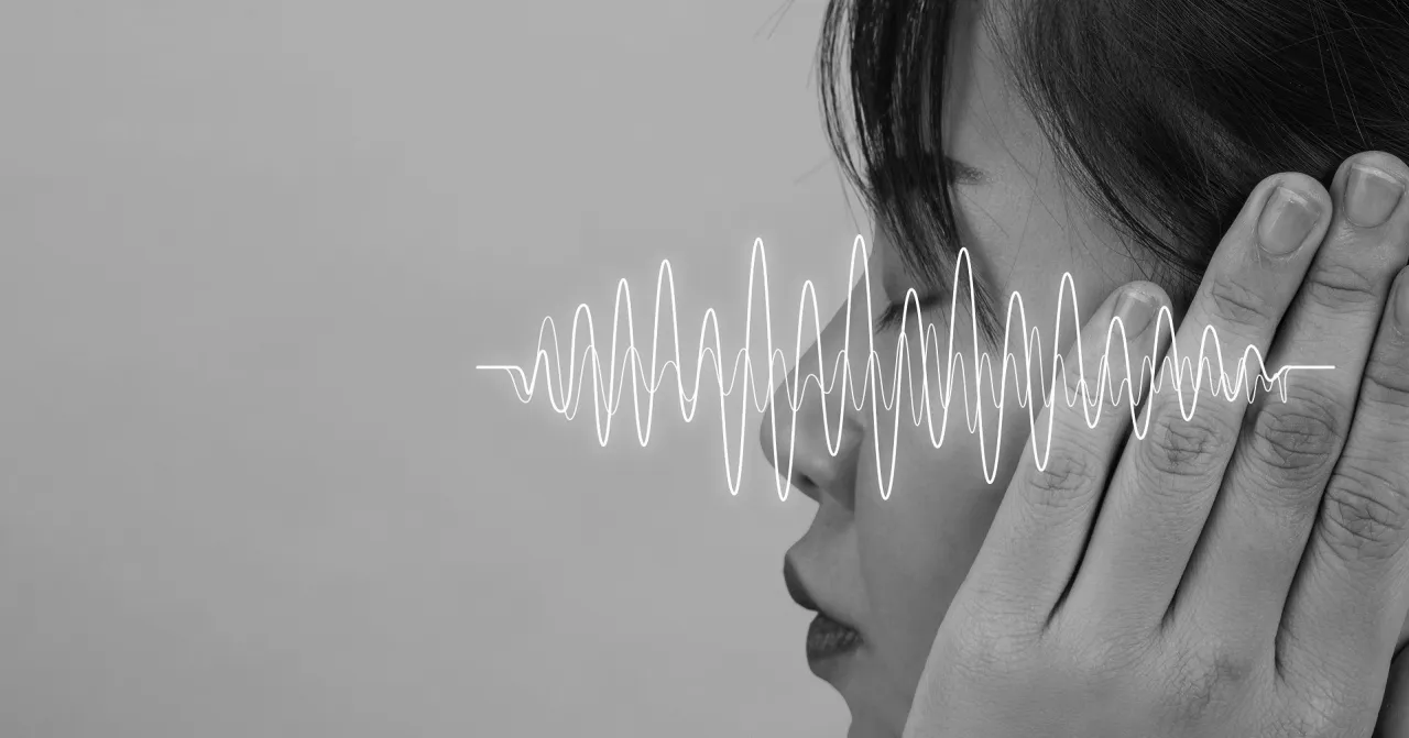 Kobieta zasłania uszy przed falą dźwiękową. Szukasz miejsca, gdzie mogę wysłać swoje teksty piosenek?