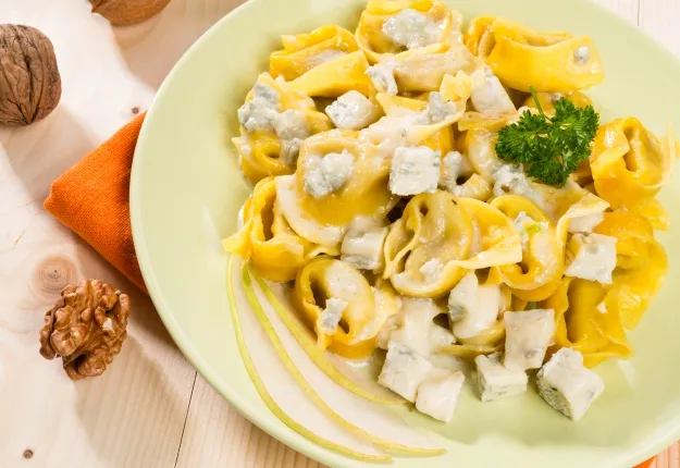 tortellini z masłem szałwiowym i parmezanem