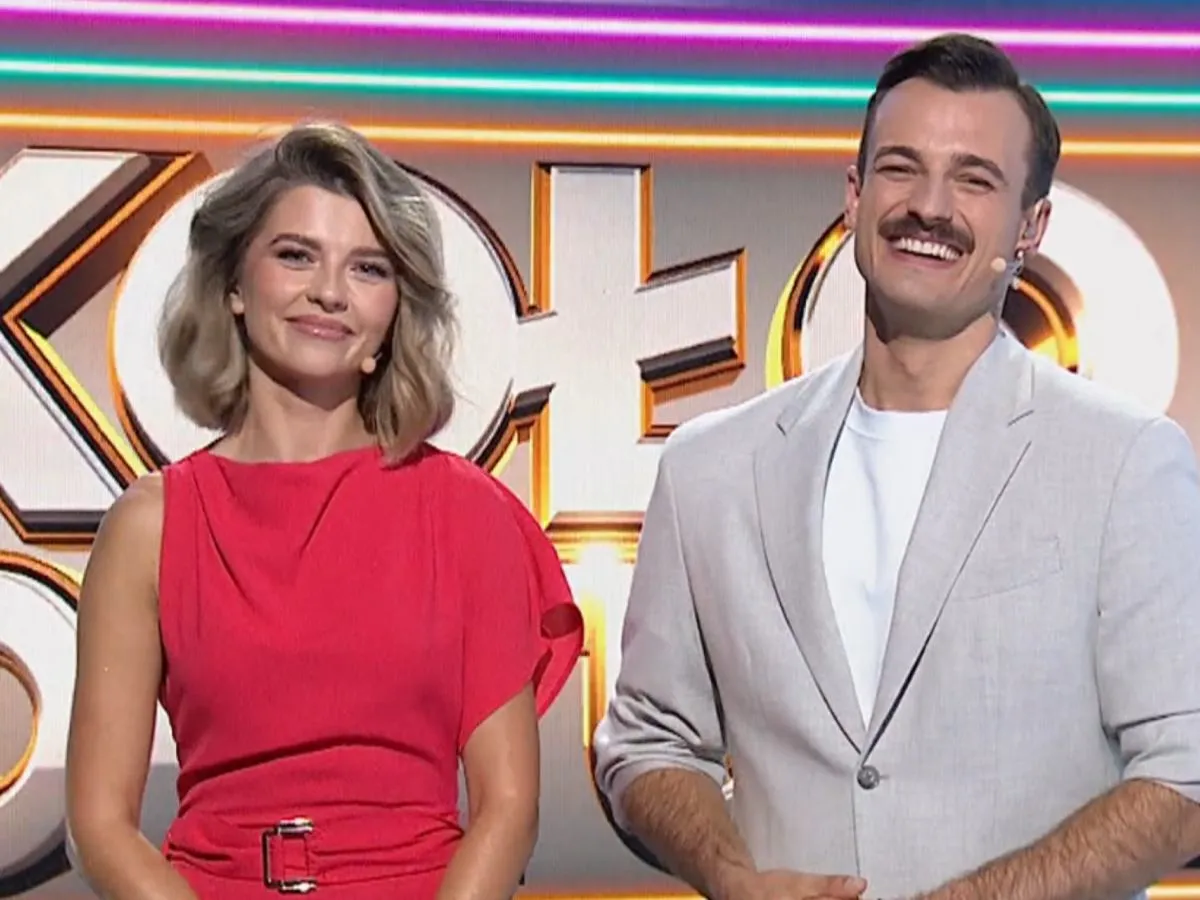 Uśmiechnięci prowadzący w studiu programu 