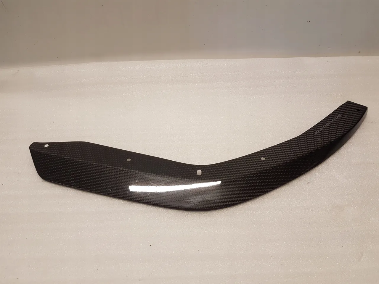 karbonowy spoiler vs czarny połysk BMW G20