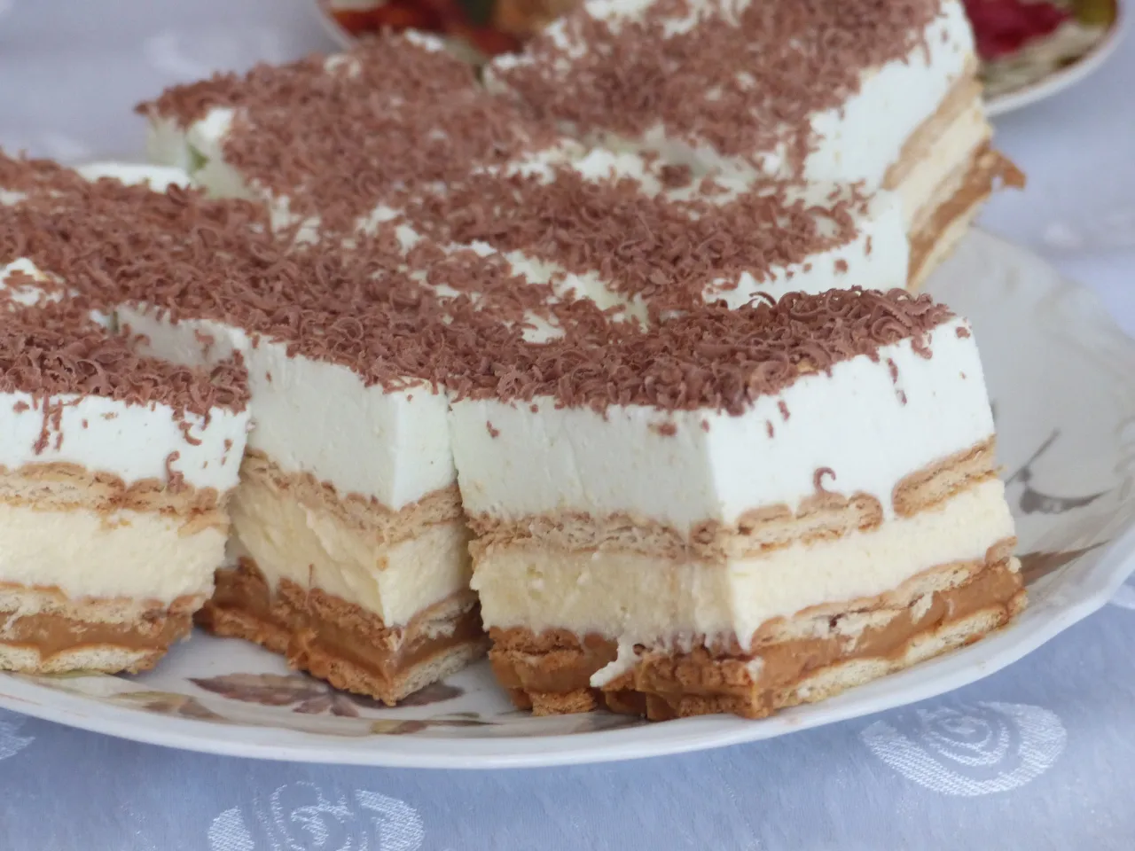 ciasto z herbatnikami i kremem budyniowym