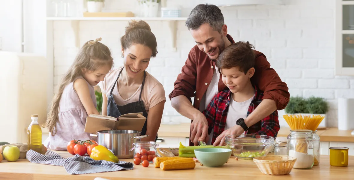 dziecko gotuje w kuchni z rodzicem radość