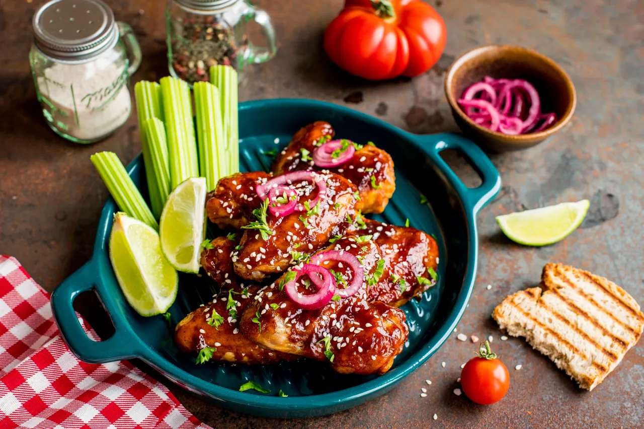 kulinarny pojedynek skrzydełka BBQ i udka w ziołach