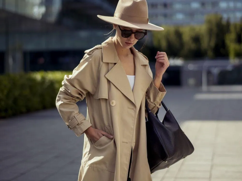 elegancka stylizacja z beżowym trenczem do pracy