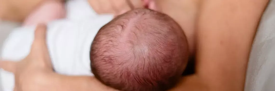 kobieta karmiąca piersią pije suplement kolagenowy