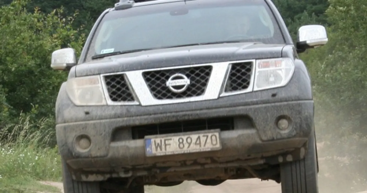 bus 4x4 w trudnym terenie śnieg błoto