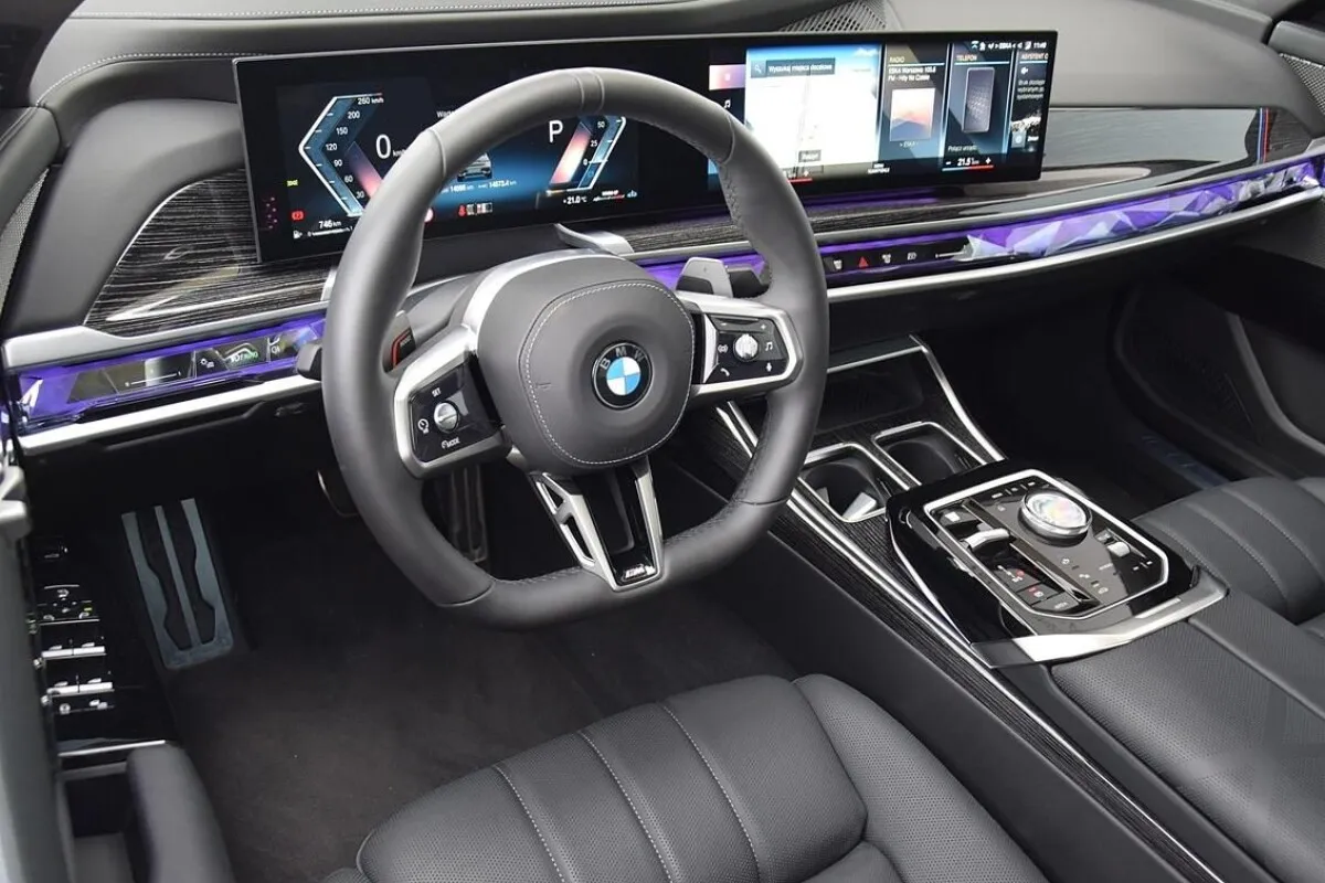 Wnętrze BMW Serii 7 G70 luksusowe wyposażenie