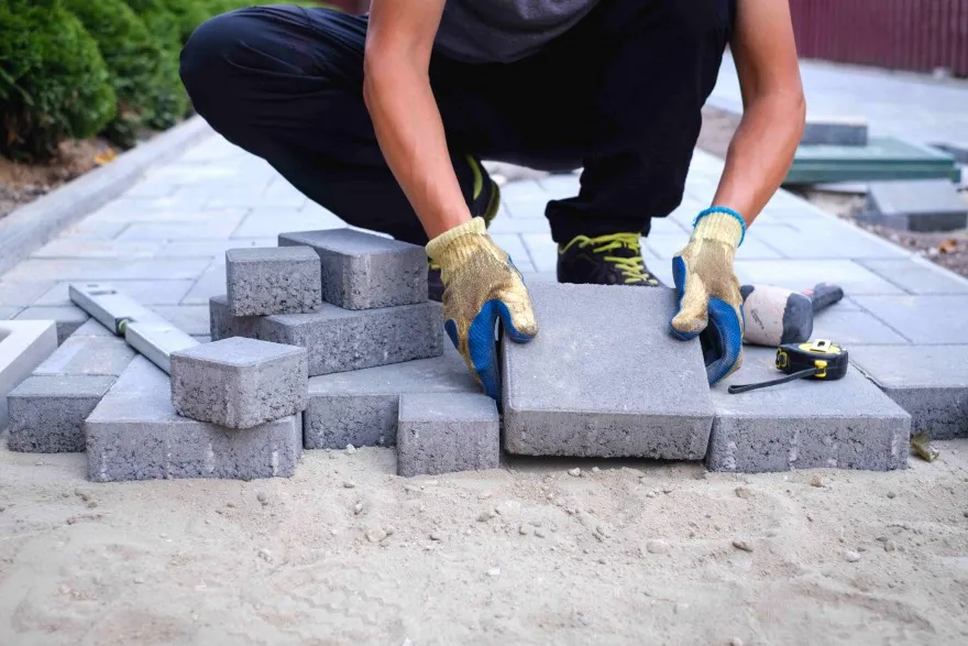 Zdjęcie Jak ułożyć kostkę brukową na starym betonie bez błędów i frustracji