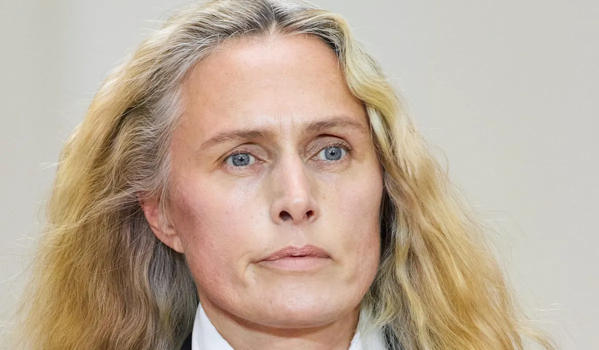 kobieta z pięknymi siwymi odrostami i blond włosami