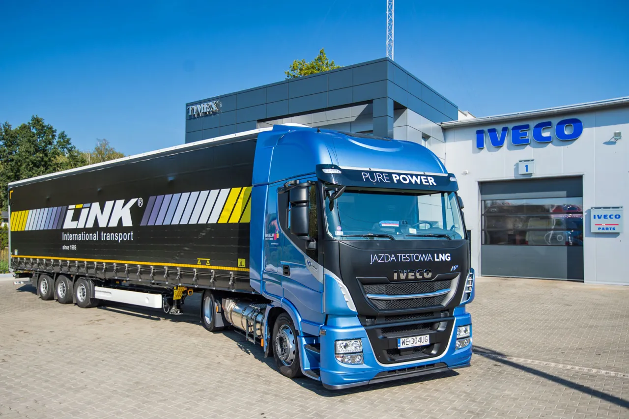 ciągnik siodłowy low deck