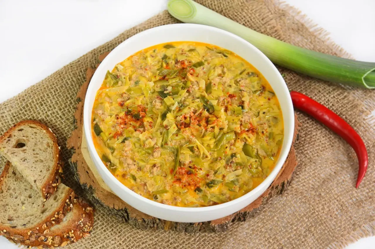 K&auml;se Lauch Hack Suppe in einer Sch&uuml;ssel mit frischem Brot serviert