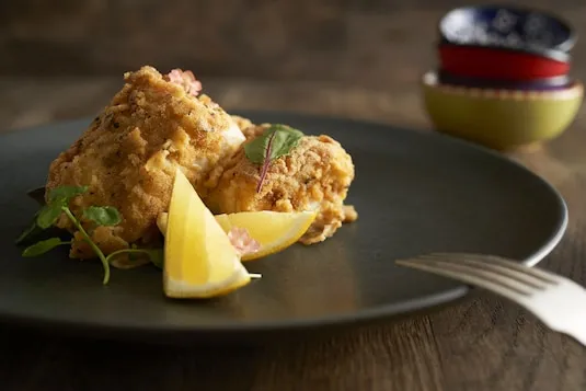 ryba marynowana w misce, ryba nacierana przyprawami