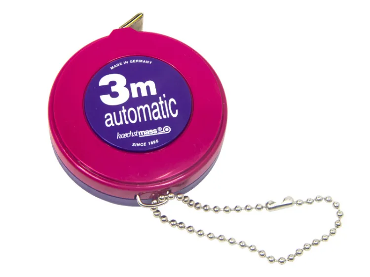 dziecko mierzone miarką krawiecką