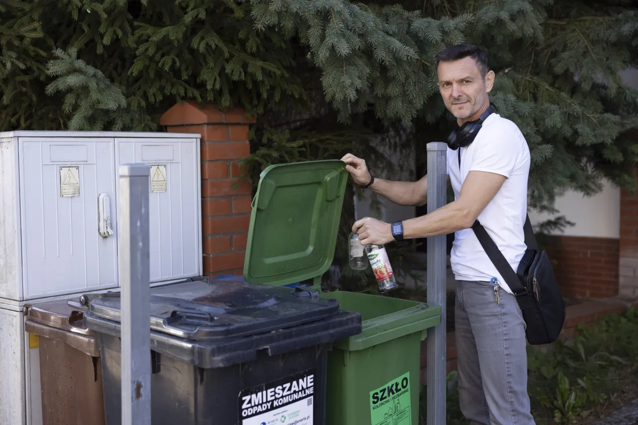 osoba zastanawiająca się nad segregacją śmieci