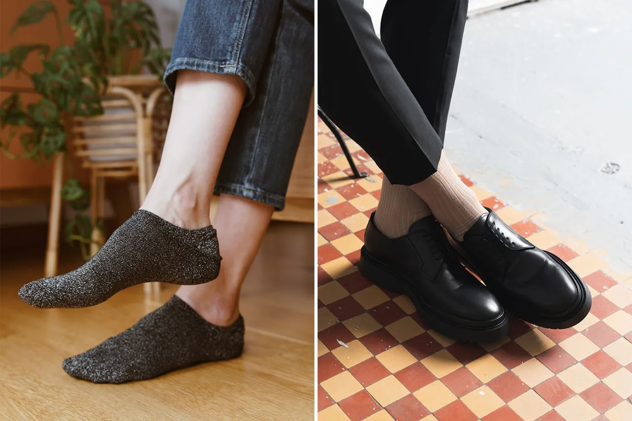 Osoba wybierająca skarpetki z szuflady