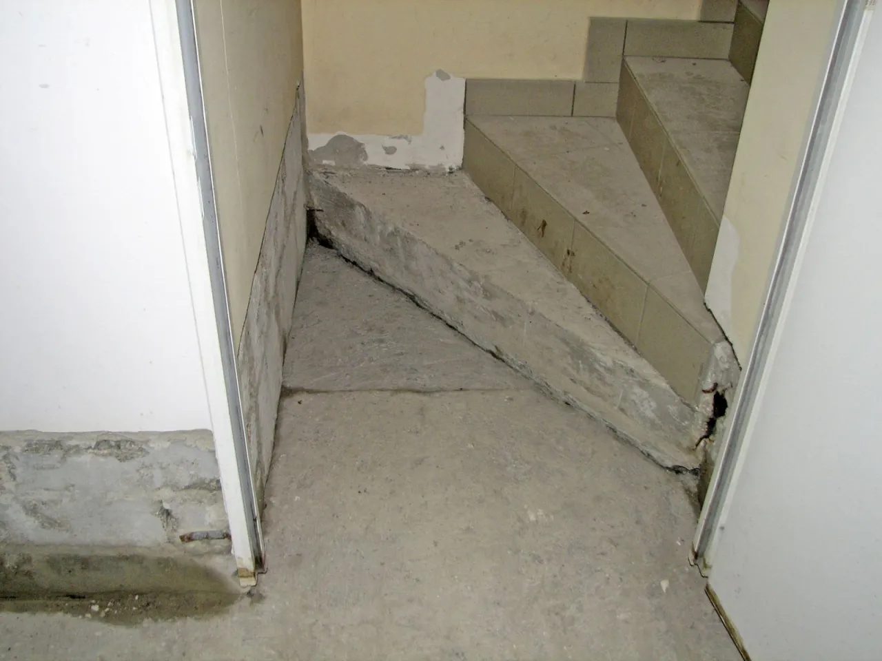 zniszczona podłoga wilgoć pleśń