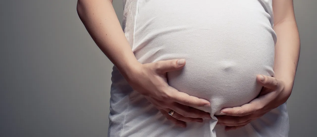 kobieta w ciąży, delikatne wsparcie brzucha