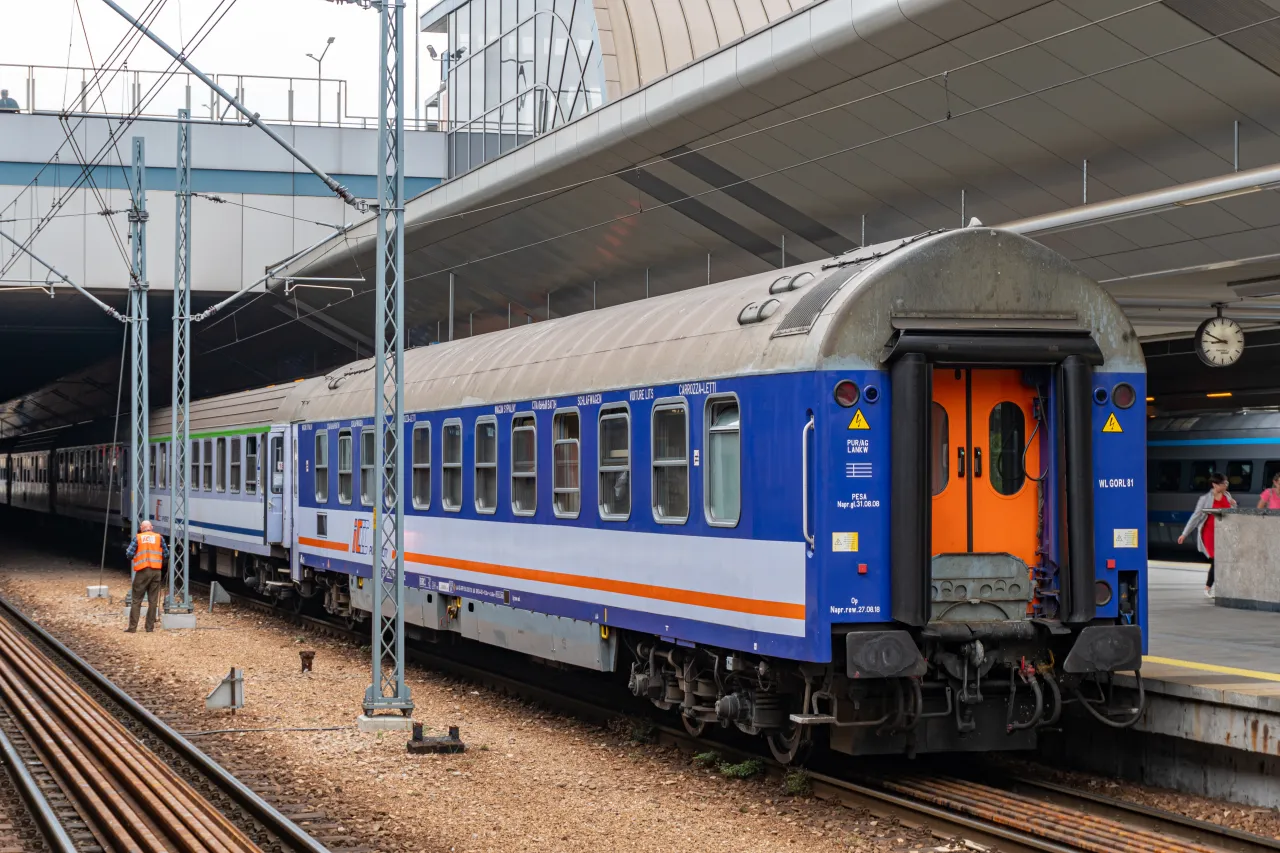 Pociąg PKP Intercity na stacji. Warto sprawdzić numer składu, jak nie pomylić pociągu i wsiąść do właściwego wagonu.
