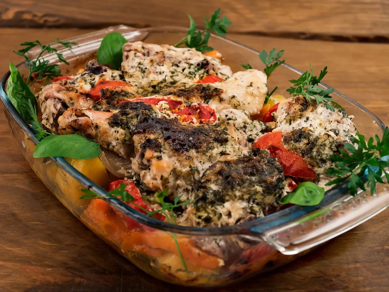 Pieczona pierś z kurczaka z warzywami i ziołami w naczyniu żaroodpornym. Idealny pomysł, co można zrobić z piersią z kurczaka na obiad.