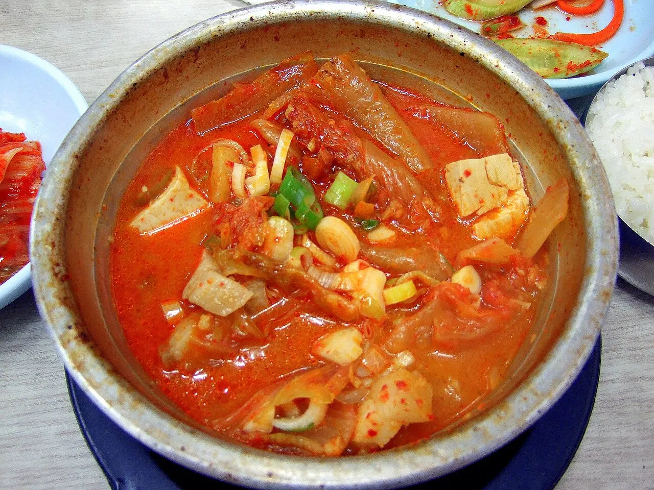 tradycyjne koreańskie dania z kimchi, np. kimchi jjigae, kimchi bokkeumbap, kimchi-jeon