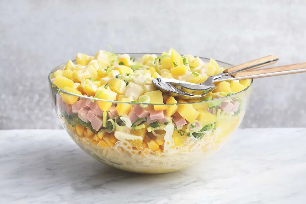 Ansprechende Salate f&uuml;r Partys und G&auml;ste, z.B. Nudelsalat, Kartoffelsalat, Schichtsalat