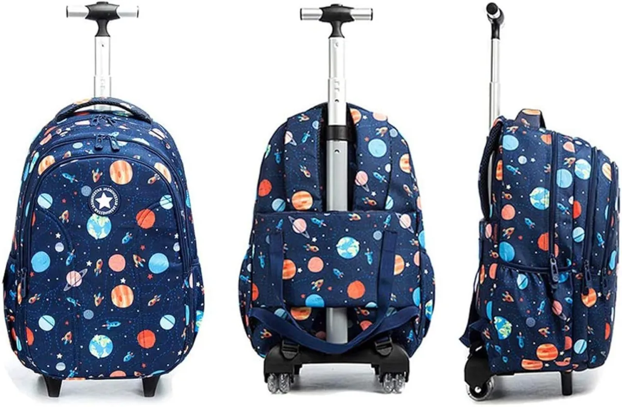 Plecak na kółkach z motywem kosmosu. Idealny dla dziecka, które zastanawia się, jaki plecak najlepiej kupić do szkoły, by podróż była lekka i kosmiczna!