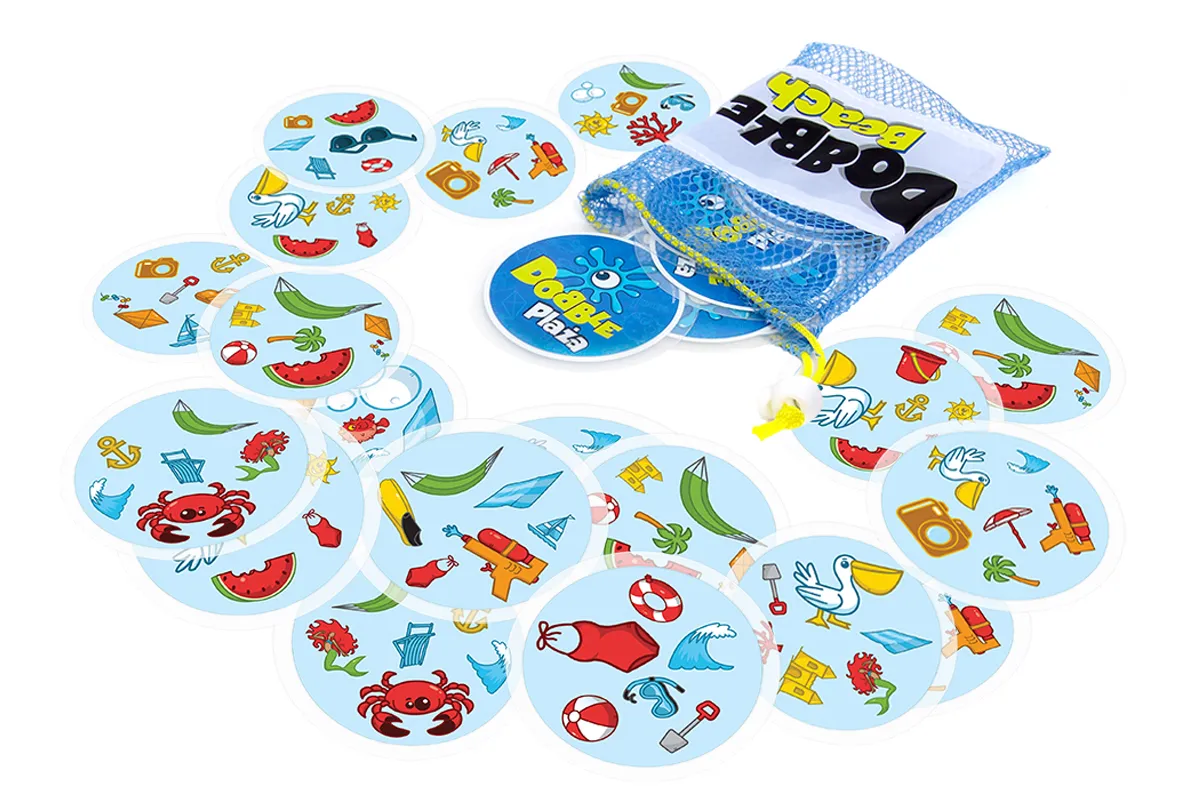 rodzina grająca w planszówkę na plaży, dzieci grające w Dobble na wakacjach