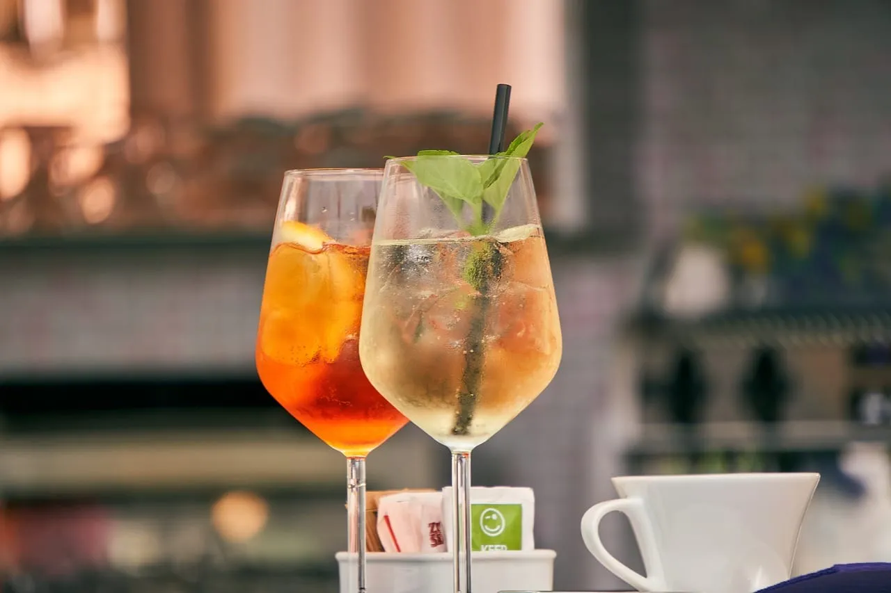Dwa orzeźwiające drinki: Aperol Spritz czy Hugo? Wybór należy do Ciebie.