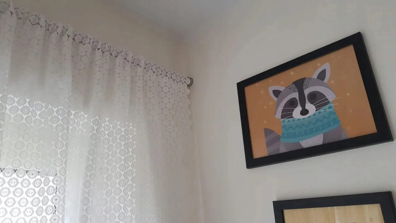 montaż mini karniszy na oknie dachowym