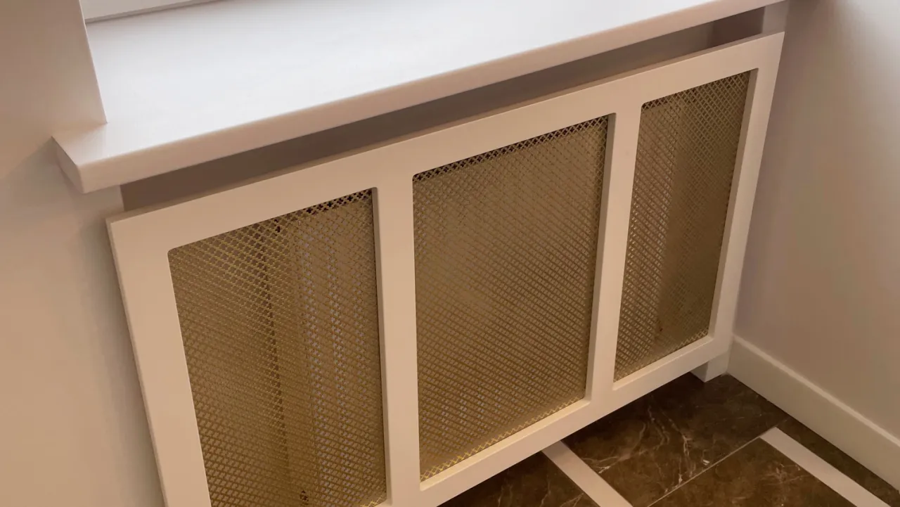 Elegancka obudowa grzejnika z ażurowymi panelami, idealna do estetycznego sposobu, jak zabudować grzejnik.