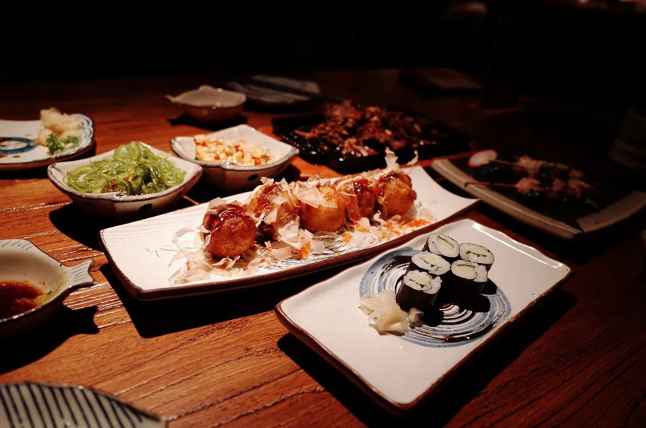 kolorowe dania kuchni wietnamskiej i sushi na stole