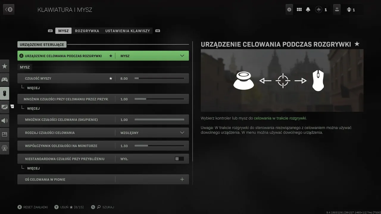 Gracz Warzone na konsoli z klawiaturą i myszką