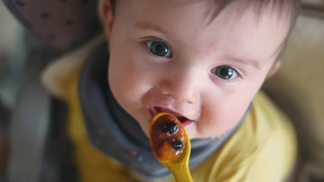 niemowlę jedzące maliny