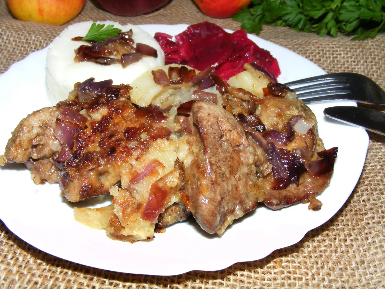 Smażona wątr&oacute;bka drobiowa z cebulką i jabłkami, podana z ryżem i buraczkami. Idealne przepisy na watrobke drobiowa.