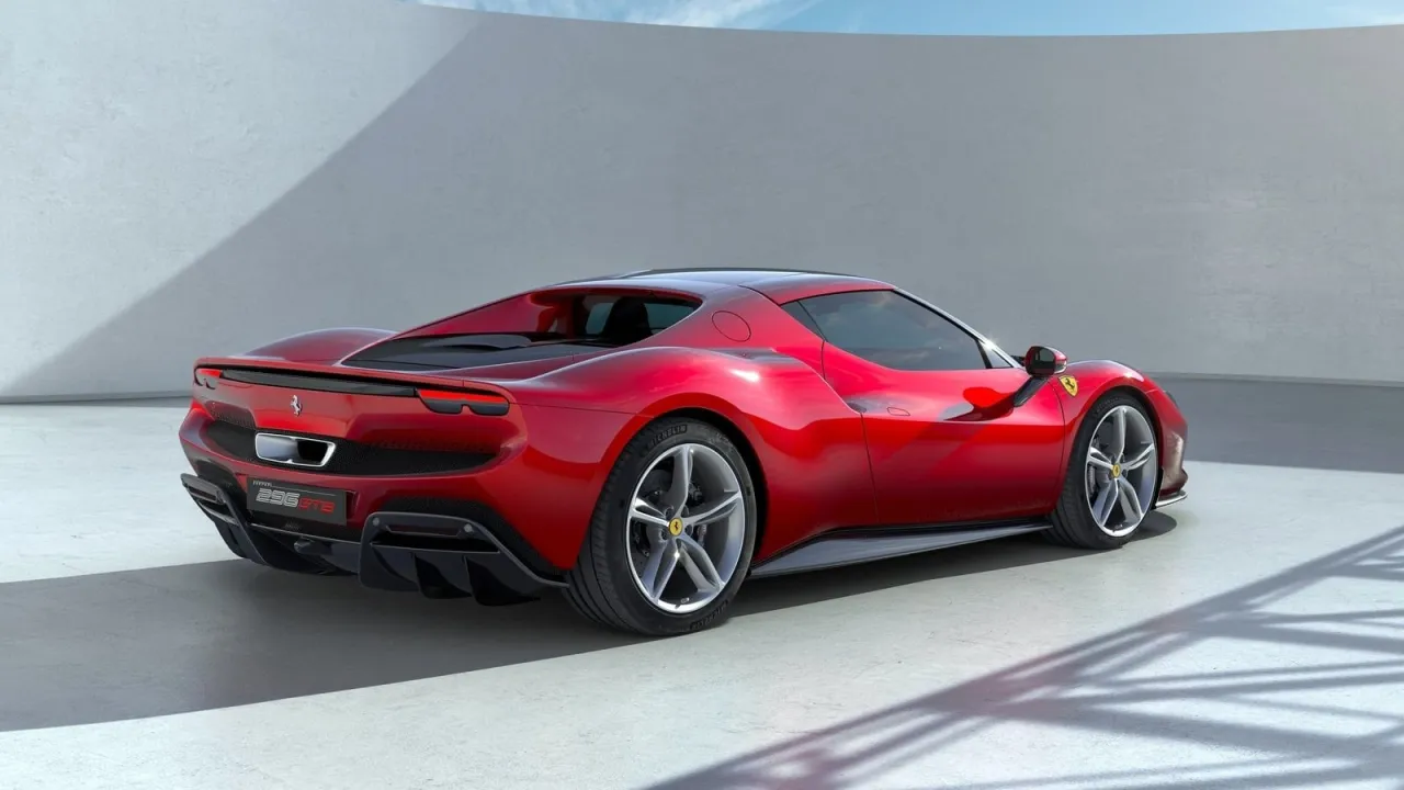 Czerwone Ferrari 296 GTB, marzenie wielu kierowc&oacute;w. Zastanawiasz się, ile kosztuje nowe Ferrari? Ten model to kwintesencja włoskiej motoryzacji.